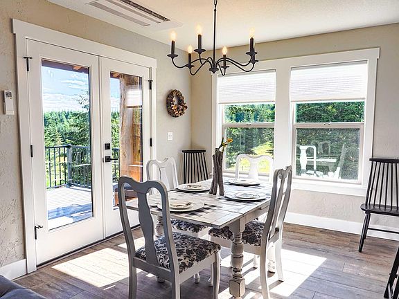 Dining area off open kitchen and barbq deck