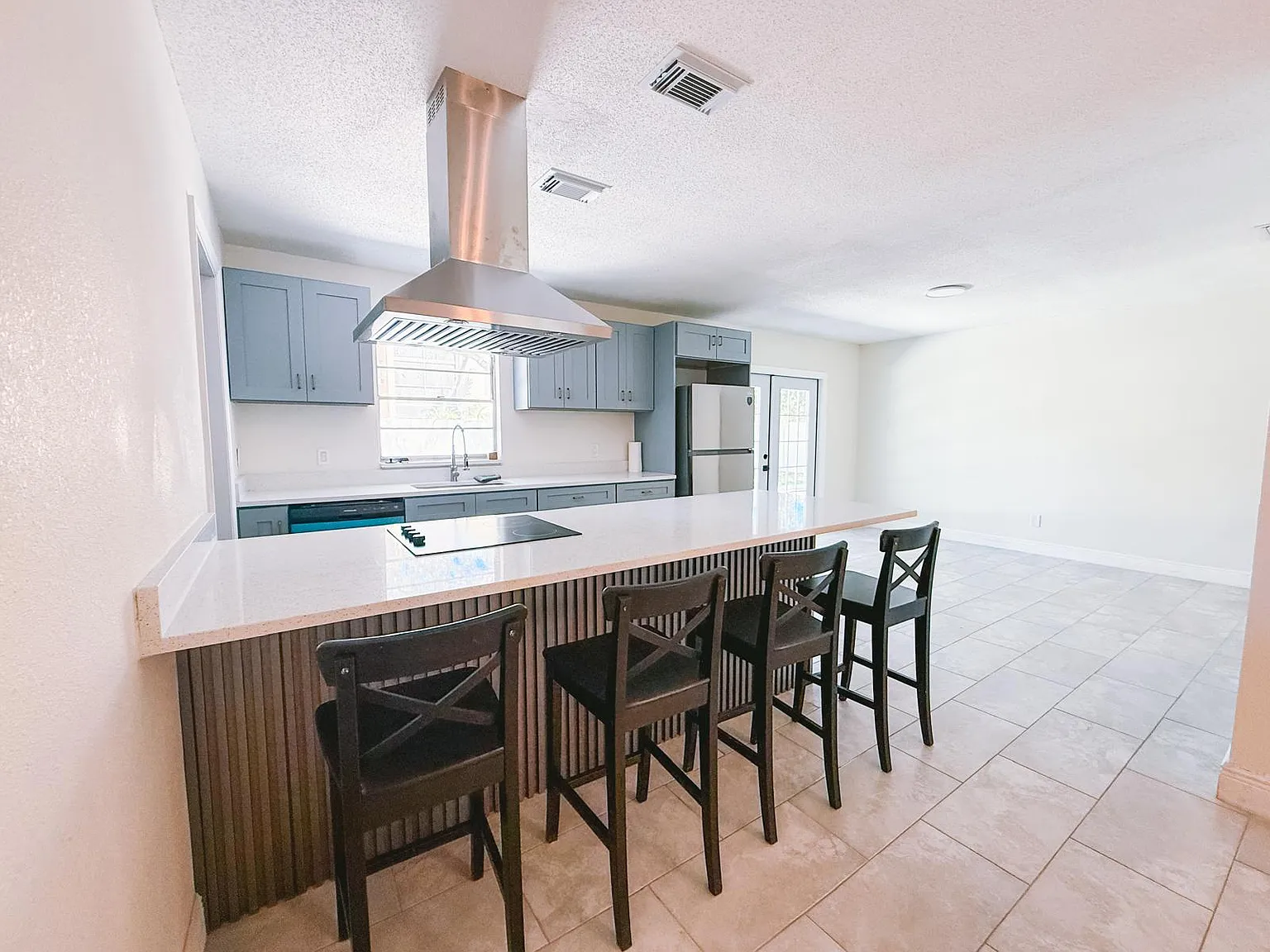3 bed, 1271 sqft, $3,190 — Photo 4