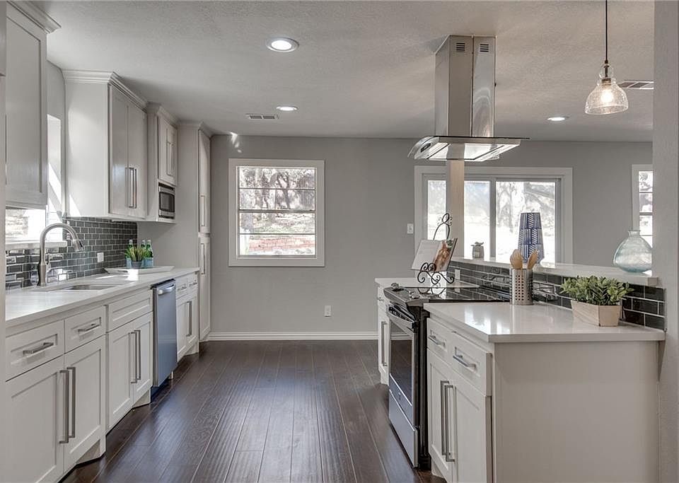 1st image of 609 Hurst Dr