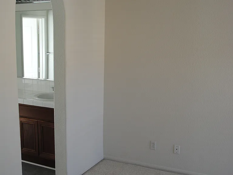 672 Kellogg St — Photo 6