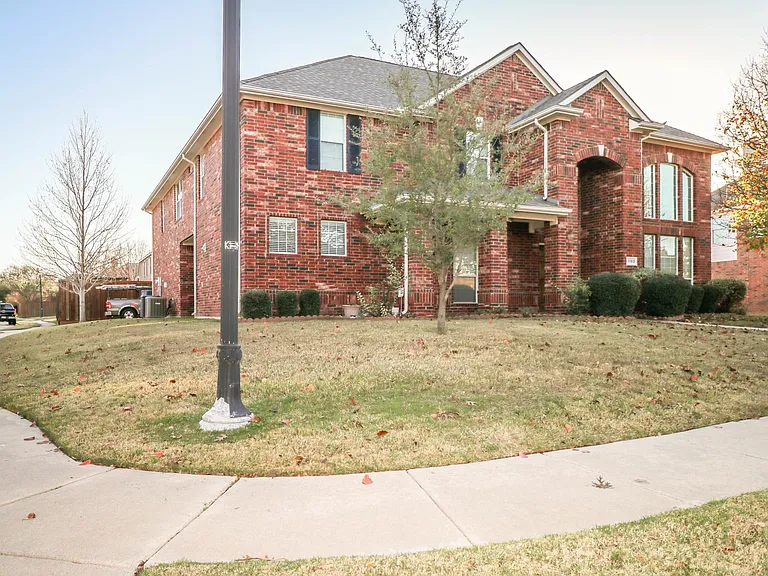 1183 Heathrow Dr — Photo 2