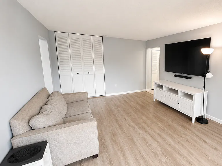 8 Shrewsbury Green Dr #1-A — Photo 3
