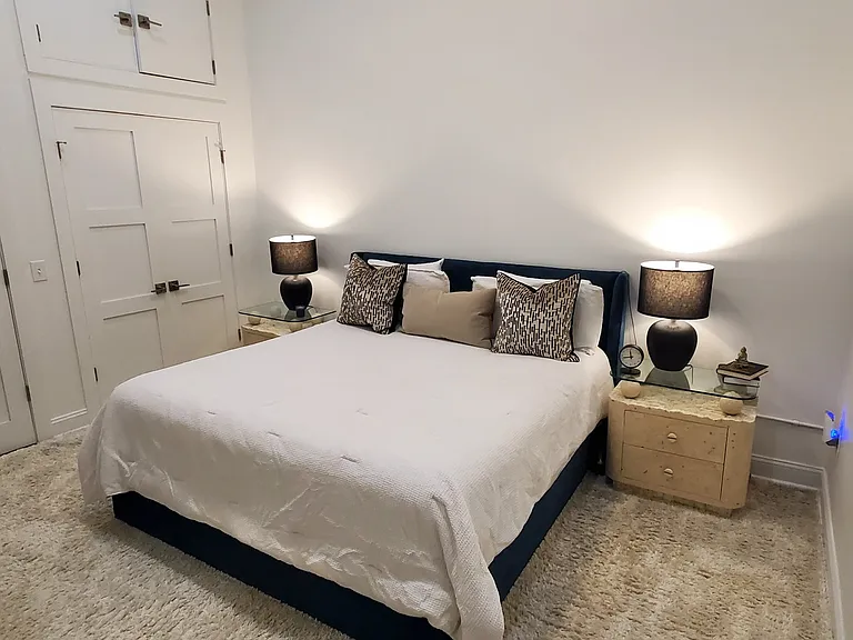King bed example showing large space