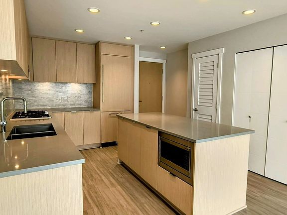 4th image of 9233 Odlin Rd #404