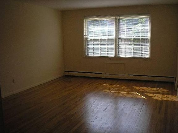 5th image of 17 Farnham Ave APT 6