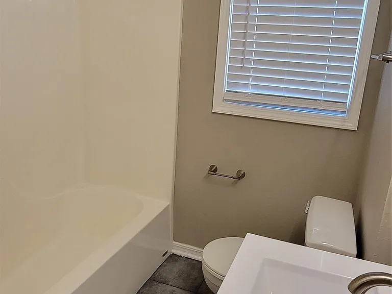 1122 E 48th Pl — Photo 6