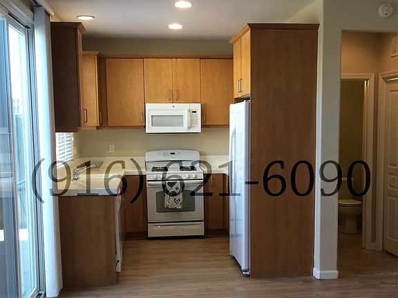 Kitchen with all appliances