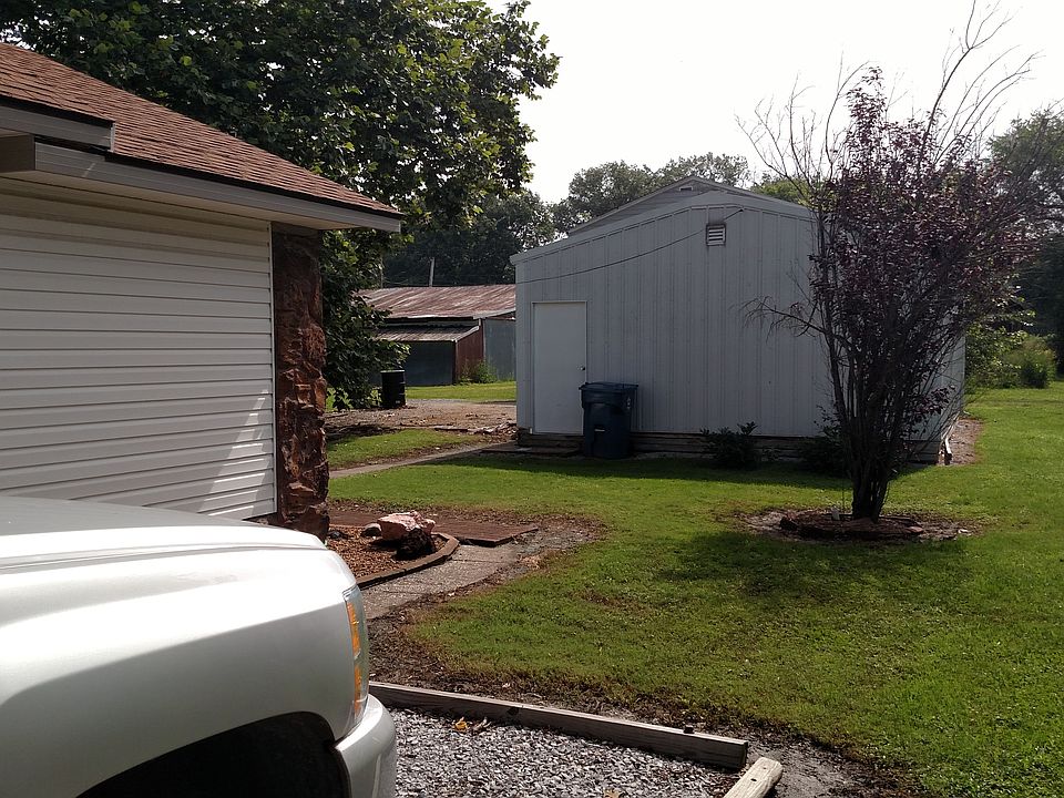 2nd image of 608 N Bush Ave