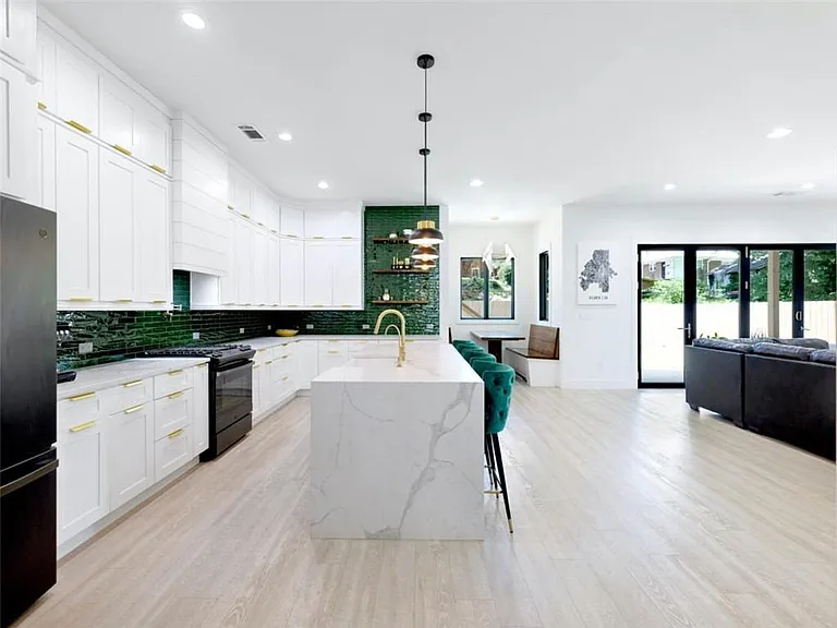 379 Enota Pl SW — Photo 7
