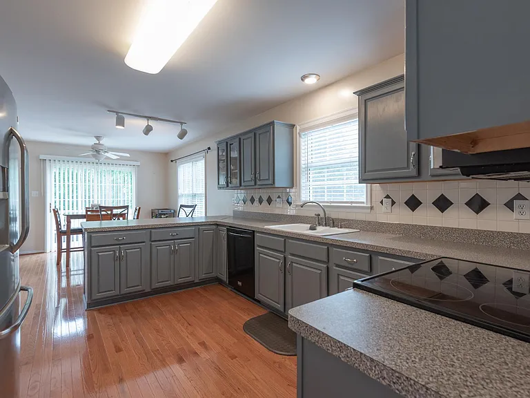 5121 Lippingham Ln — Photo 30