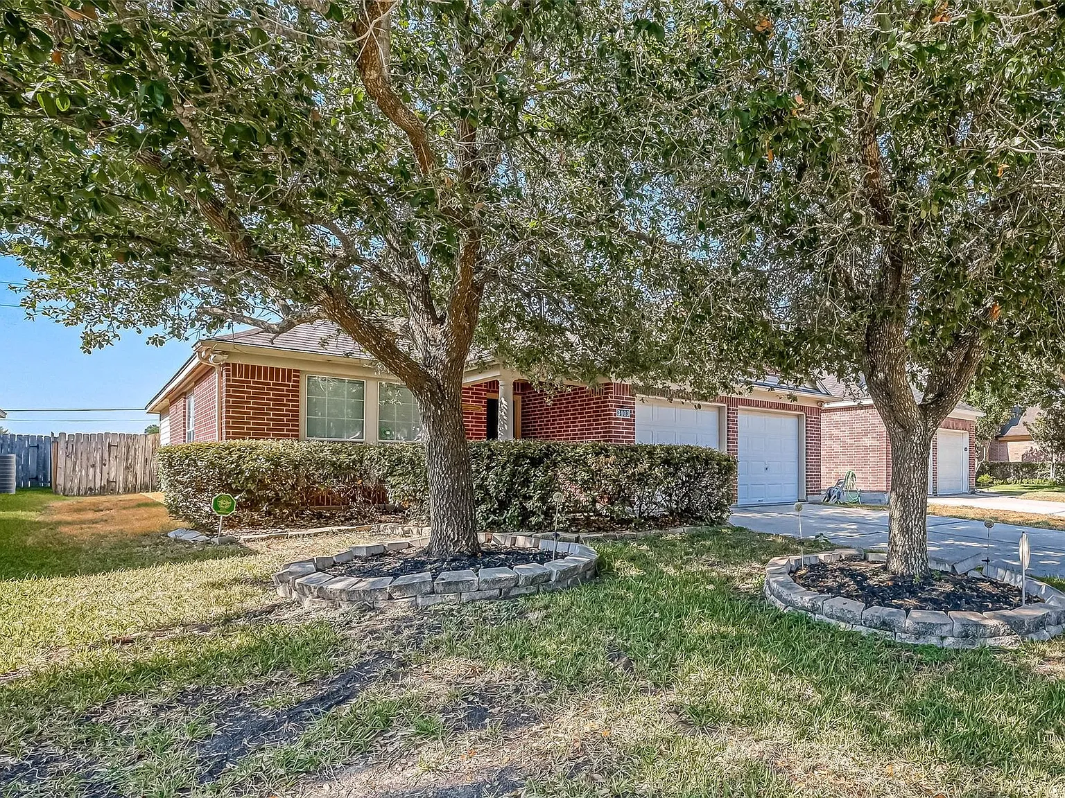 4 bed, 2.0 bath, 2055 sqft, $2,300 — Photo 3