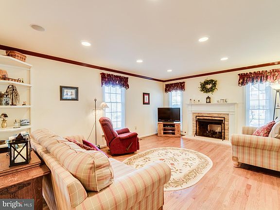 3rd image of 3323 Rollingwood Dr