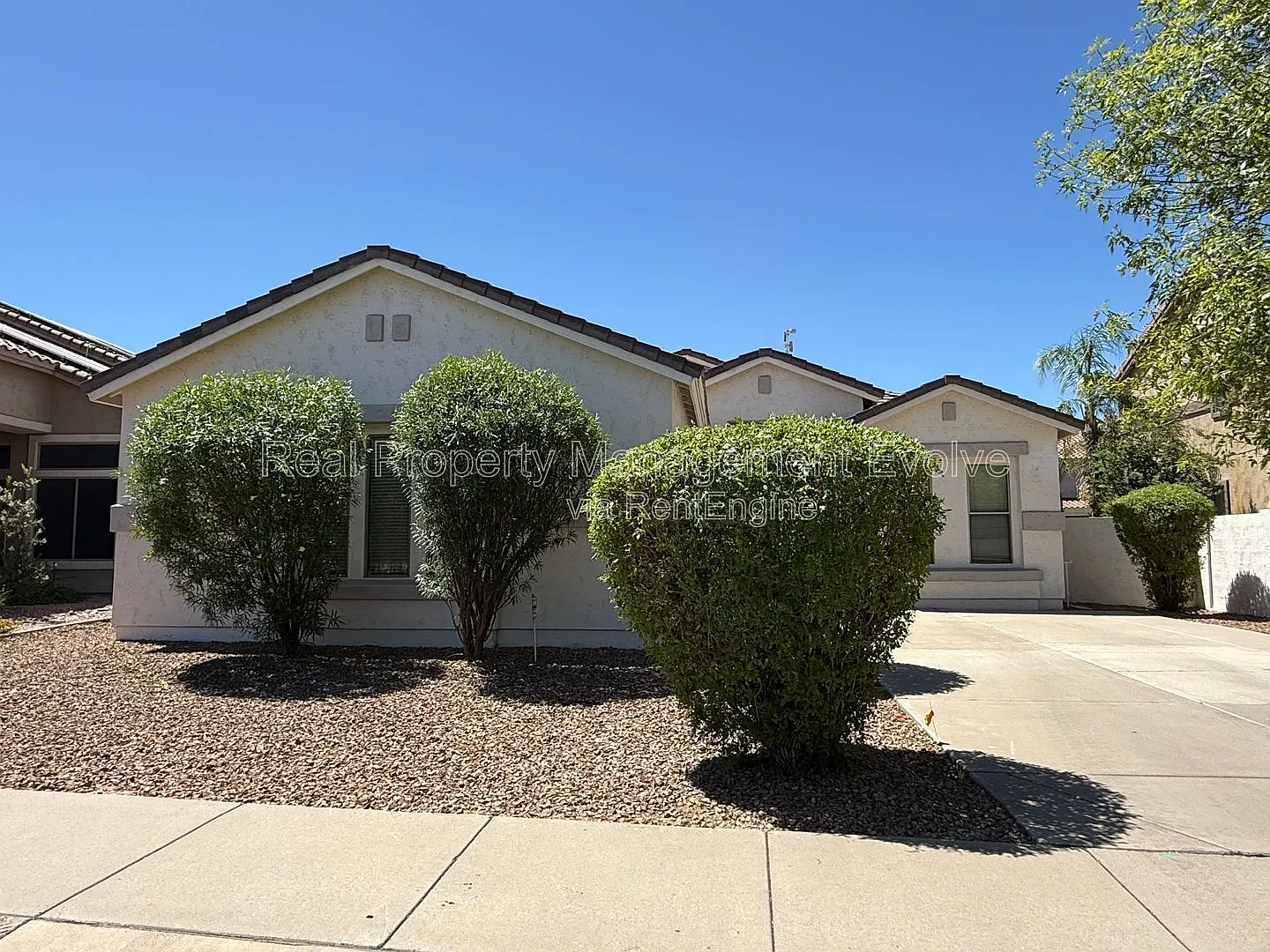 4 bed, 3.0 bath, 2430 sqft, $2,900 — Photo 2