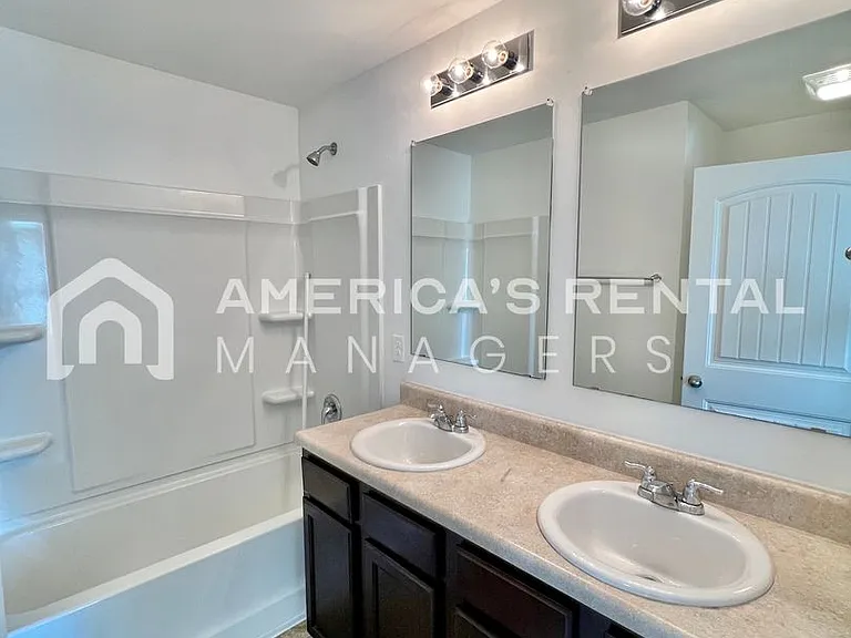 16406 Waterbury Ln — Photo 8