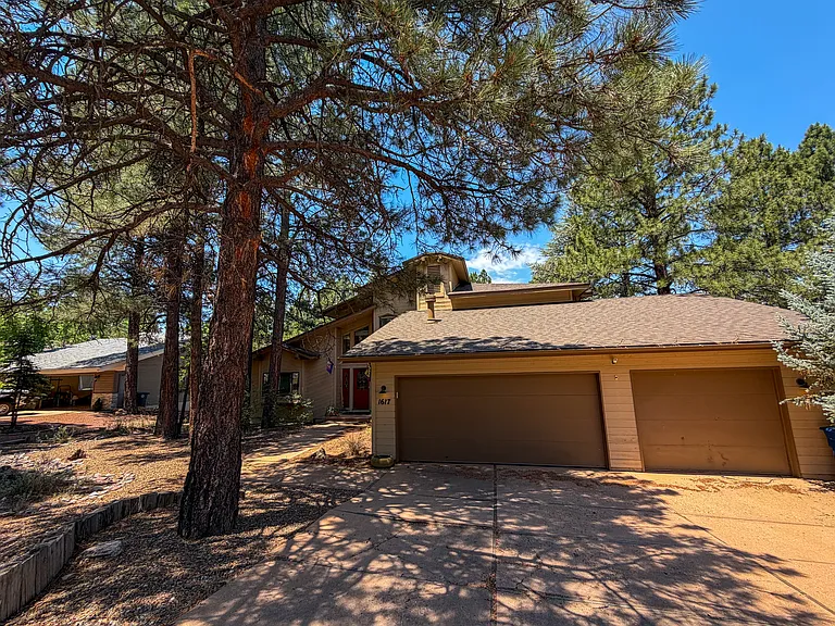 1617 N Mariposa Rd — Photo 2