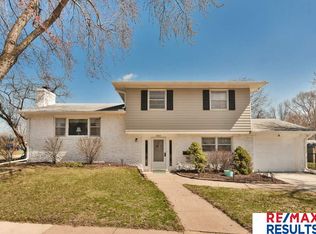 4805 Oaks Ln, Omaha, NE 68137