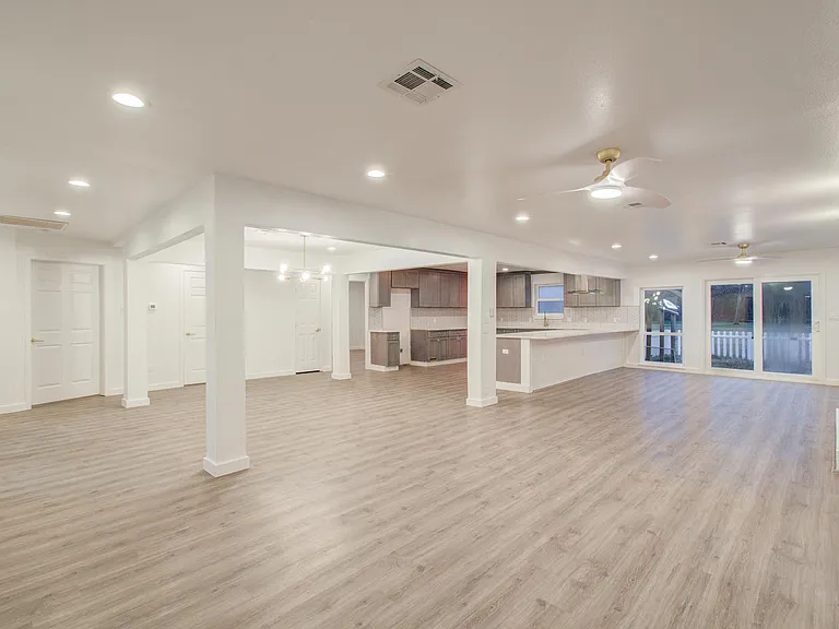 523 Brandon Rd — Photo 4