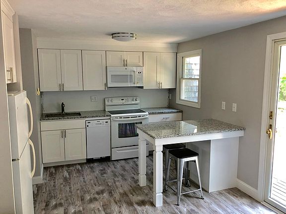 Note: kitchen configuration is slightly different than pictured.