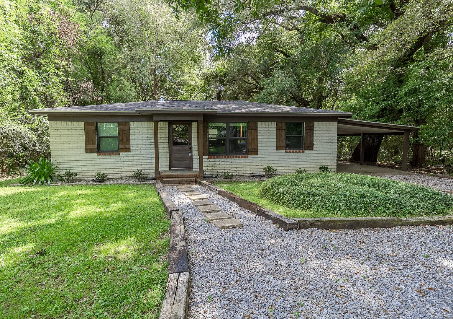 Charming 2-Bedroom Cottage Near Downtown Fairhope — Photo 1