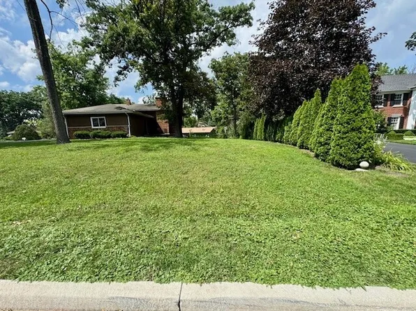 37 E Cambridge Dr, Oak Brook, IL 60523