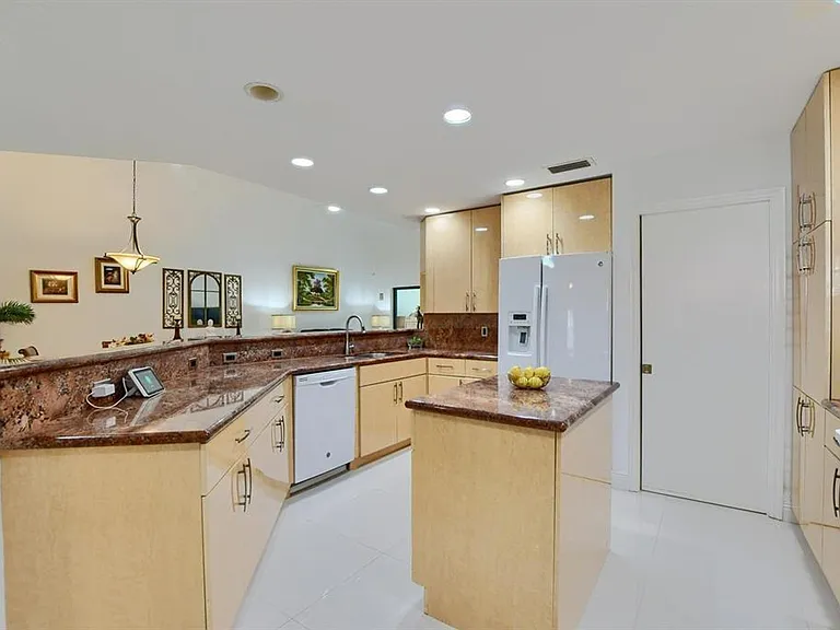 65 Centennial Ct — Photo 2