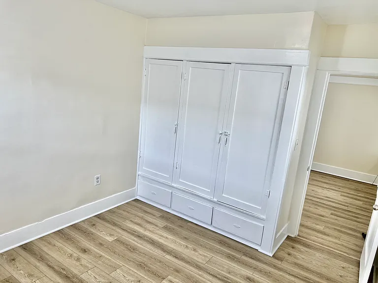 220 E 20th St — Photo 12