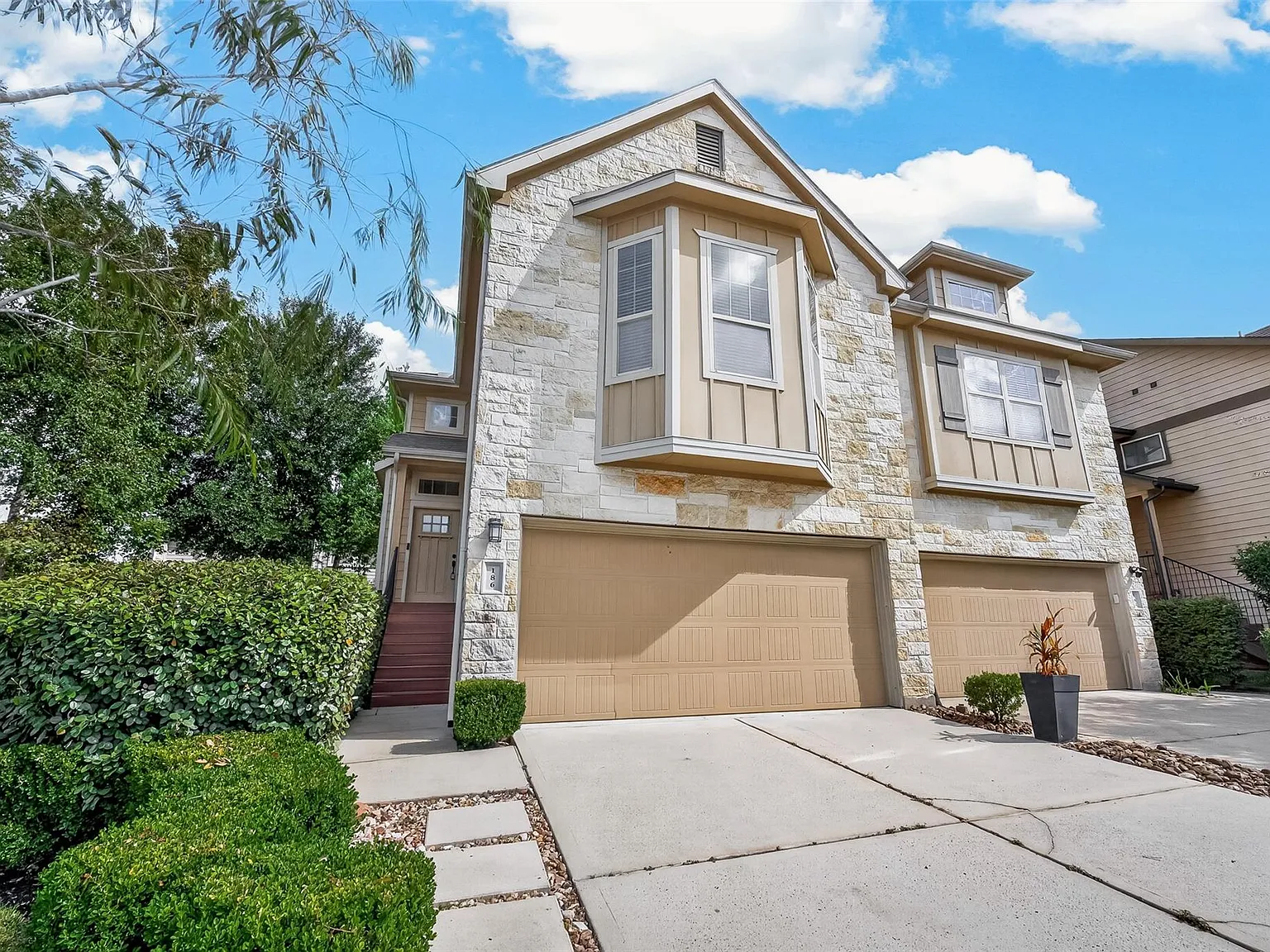 3 bed, 2.5 bath, 1924 sqft, $2,300 — Photo 3