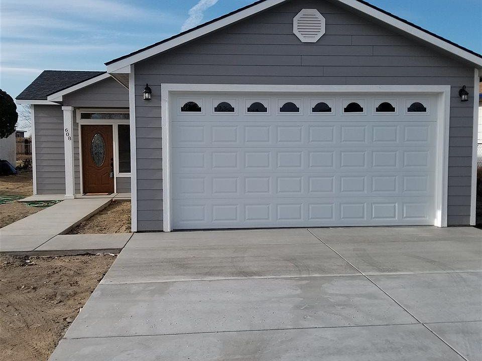 1st image of 608 S Douglas Ave