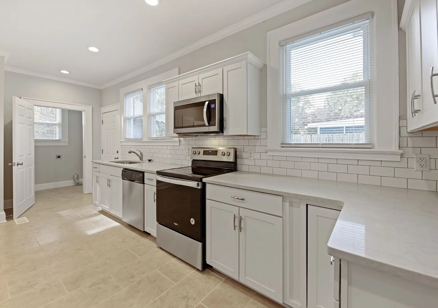 1015 S. Hawthorne Rd — Photo 2