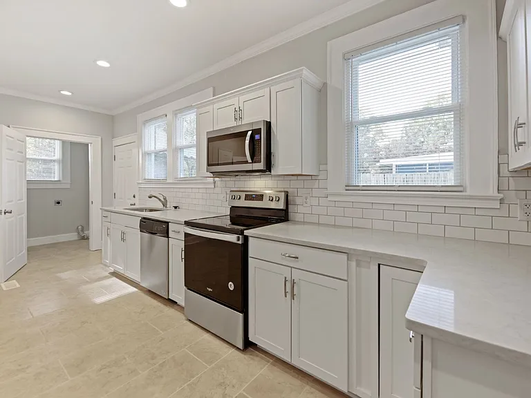 1015 S Hawthorne Rd — Photo 2