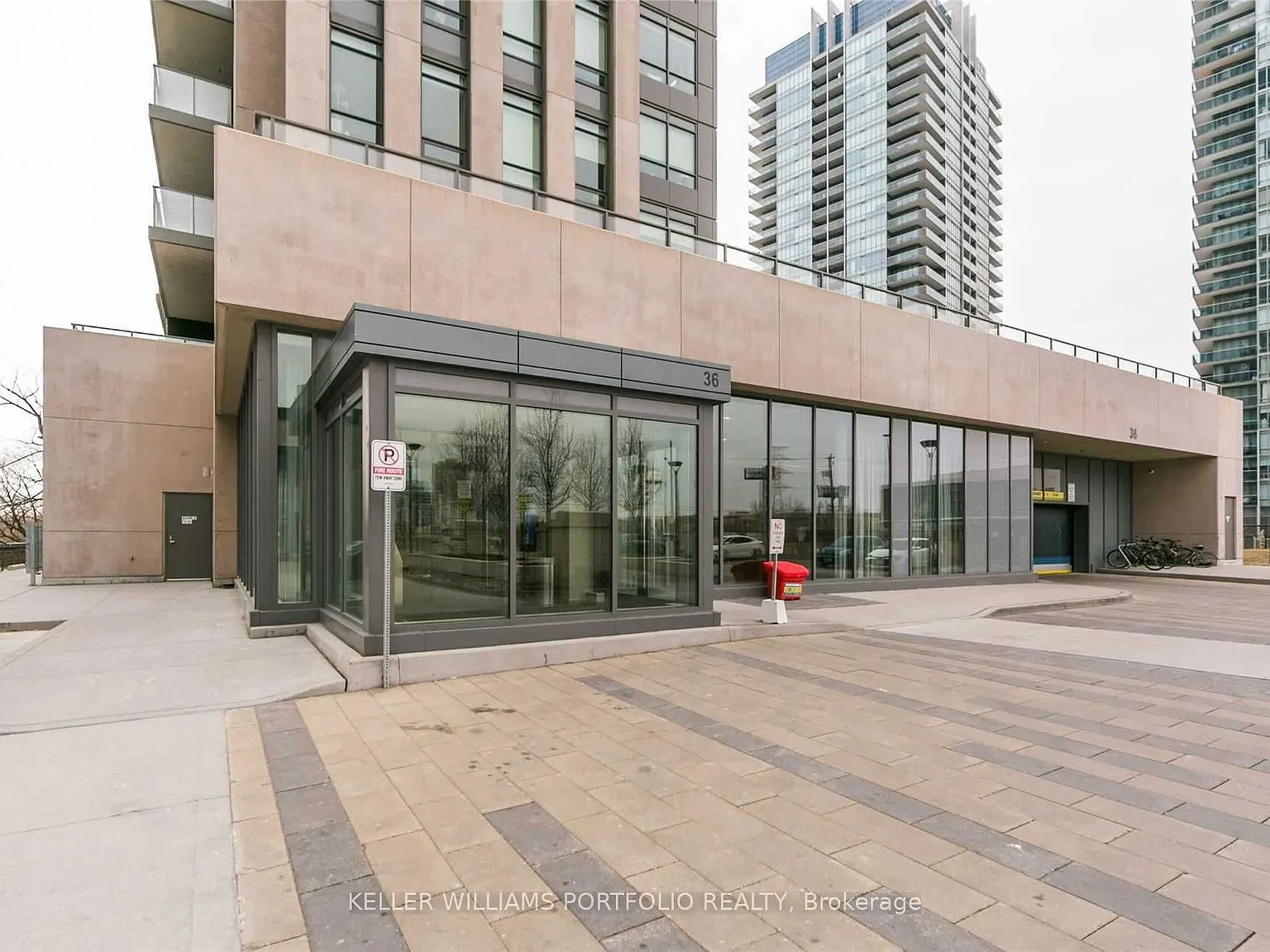 36 Park Lawn Rd — Photo 2
