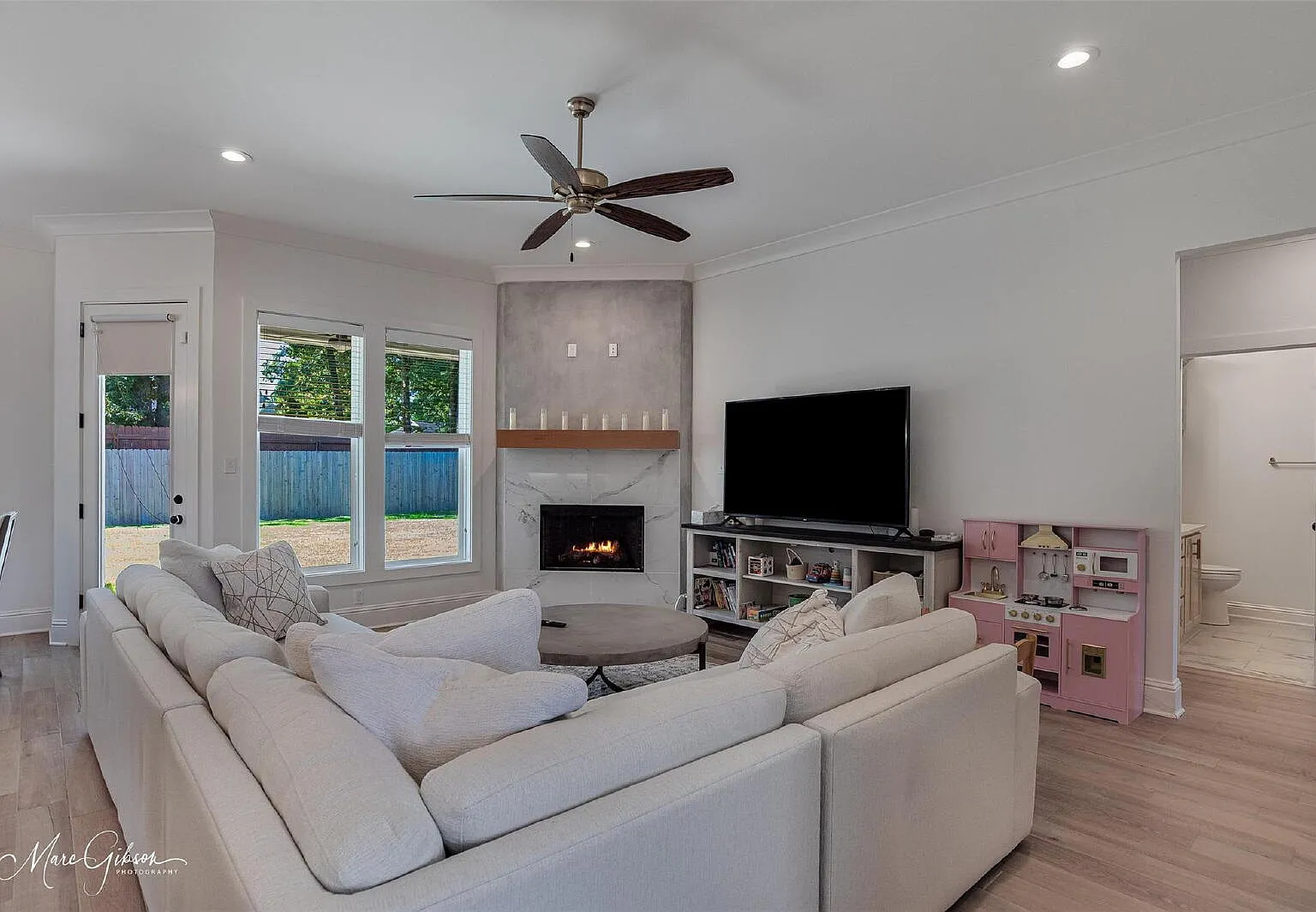 4 bed, 2.0 bath, 2073 sqft, $2,600 — Photo 3
