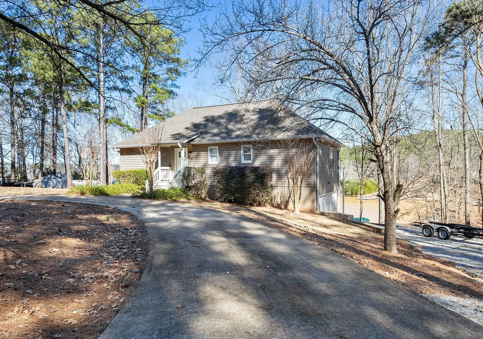 Lakefront Oconee Home — Photo 3