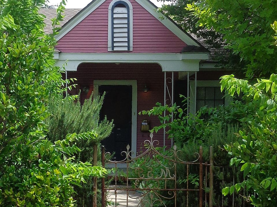 view of street, front yard has herbal garden