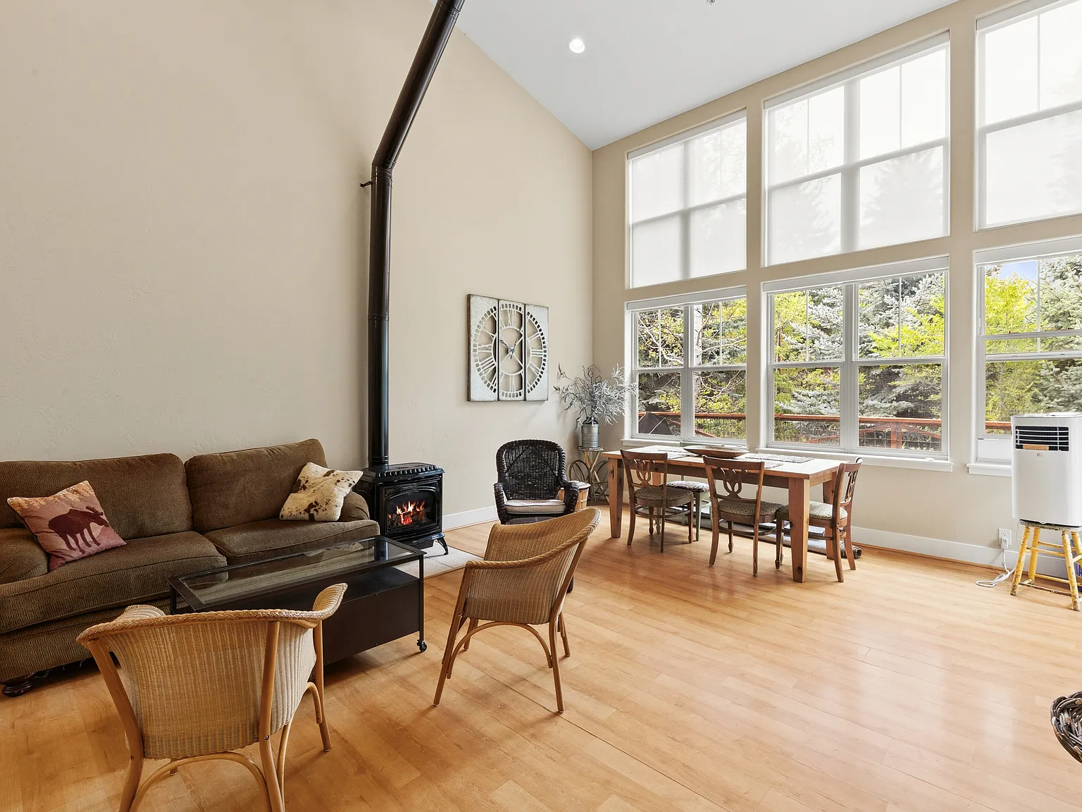 562 Evans Court - Main — Photo 2