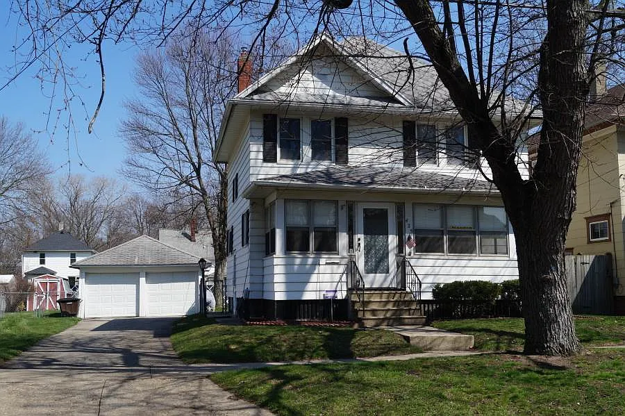 425 N Pleasant St photo 1