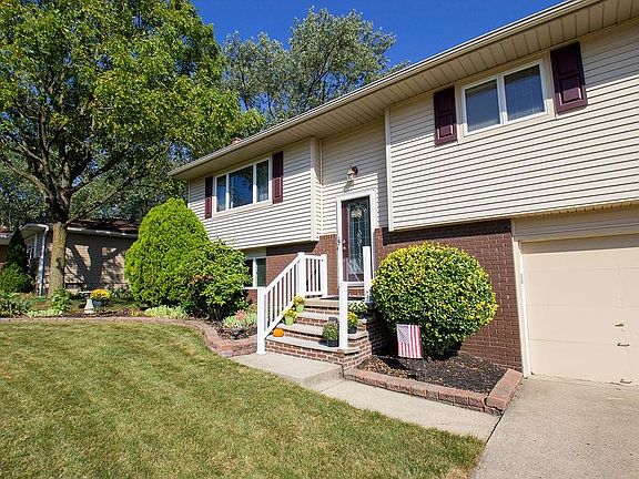 3rd image of 4017 Hilltop Dr