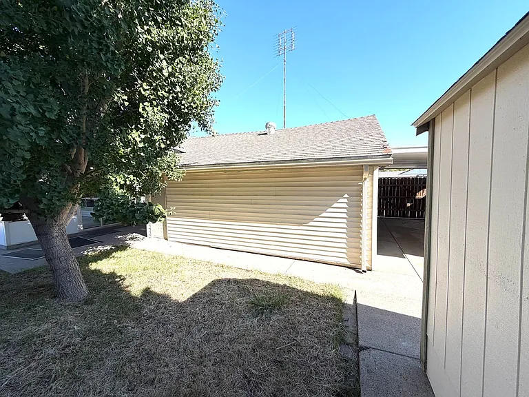 1704 Castle Ct — Photo 36