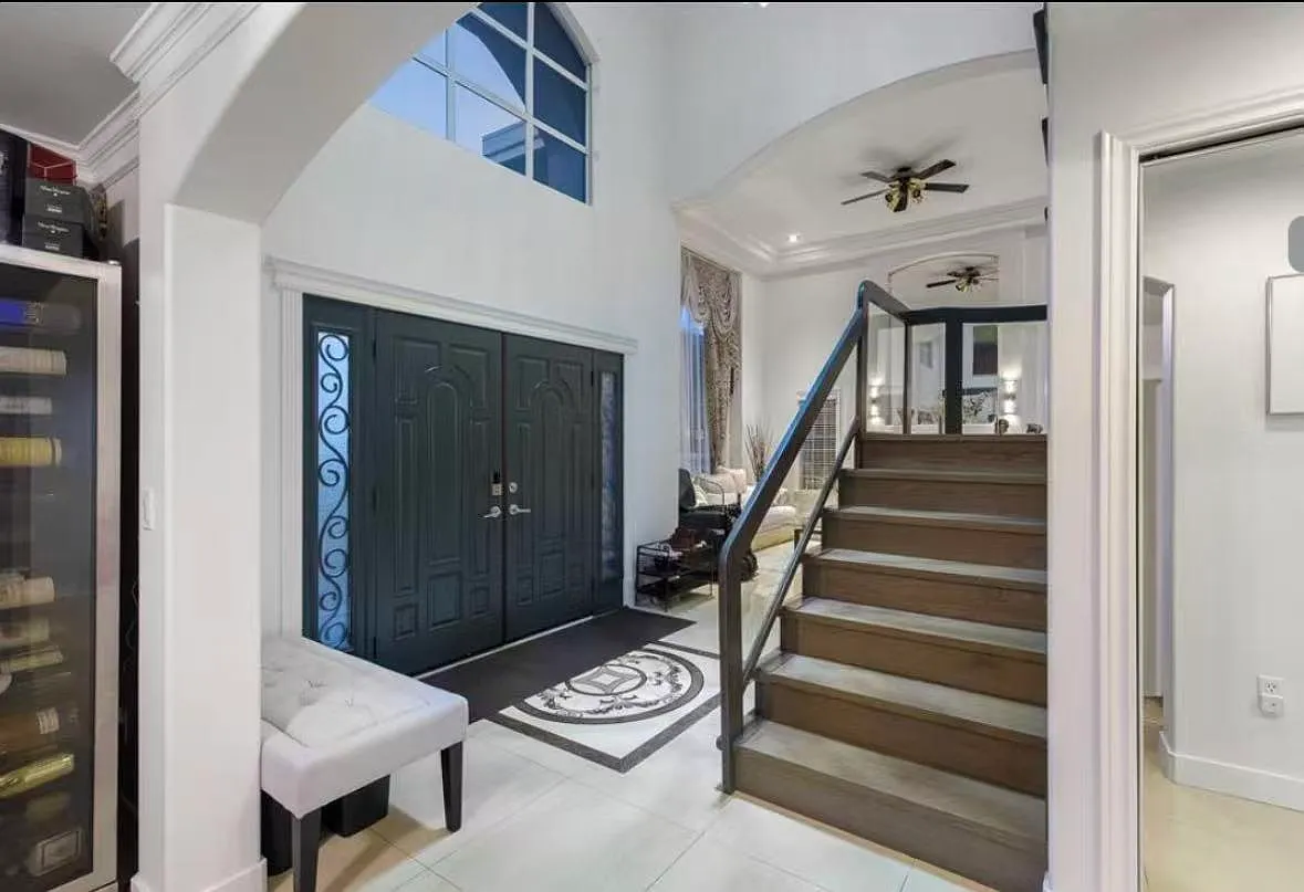 6 bed, 3295 sqft, $7,000 — Photo 3
