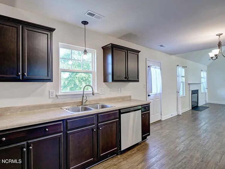 109 Easton Dr — Photo 12