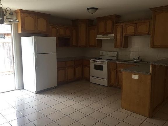 3rd image of 1403 E Coyote St