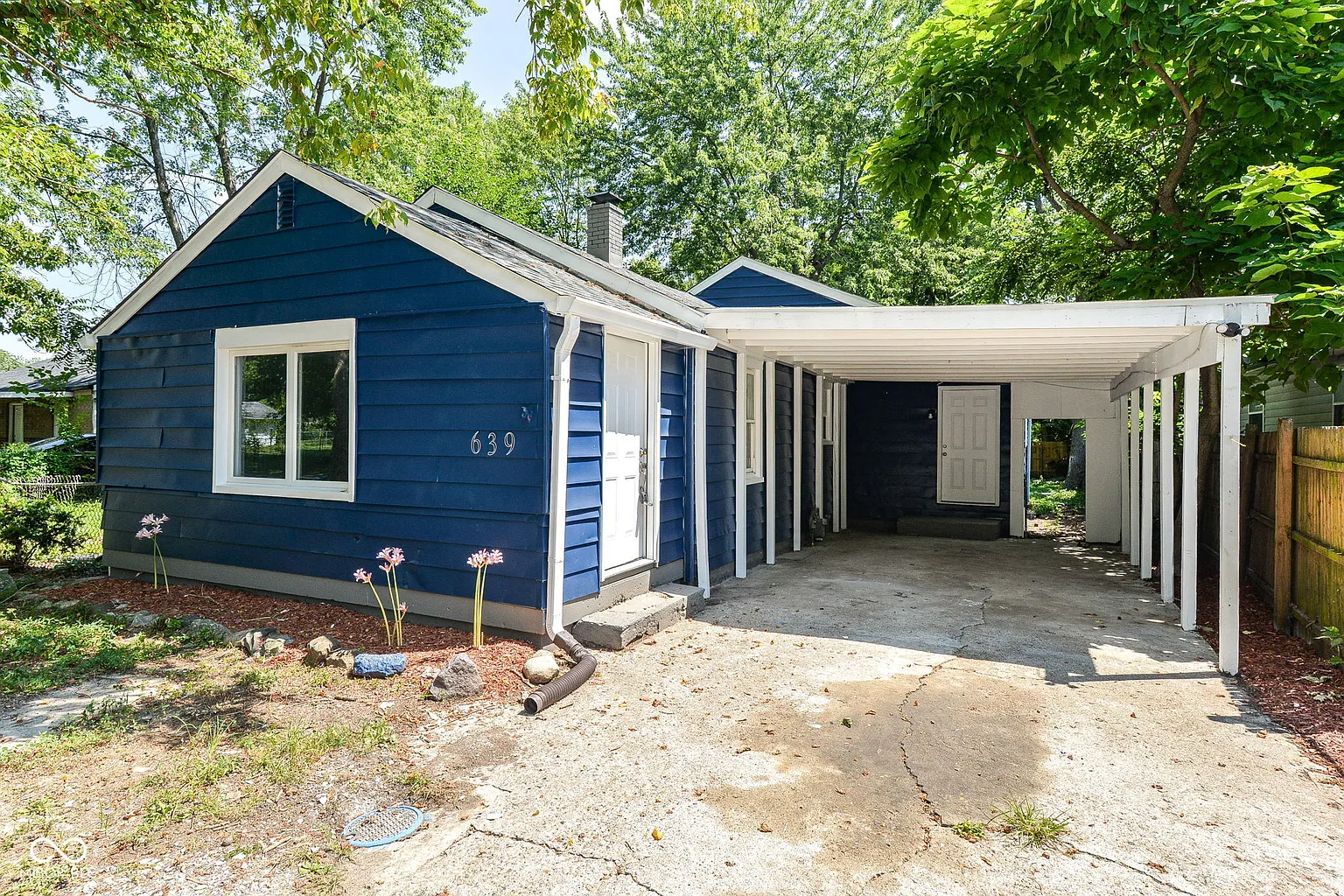 639 S Worth Ave photo 1