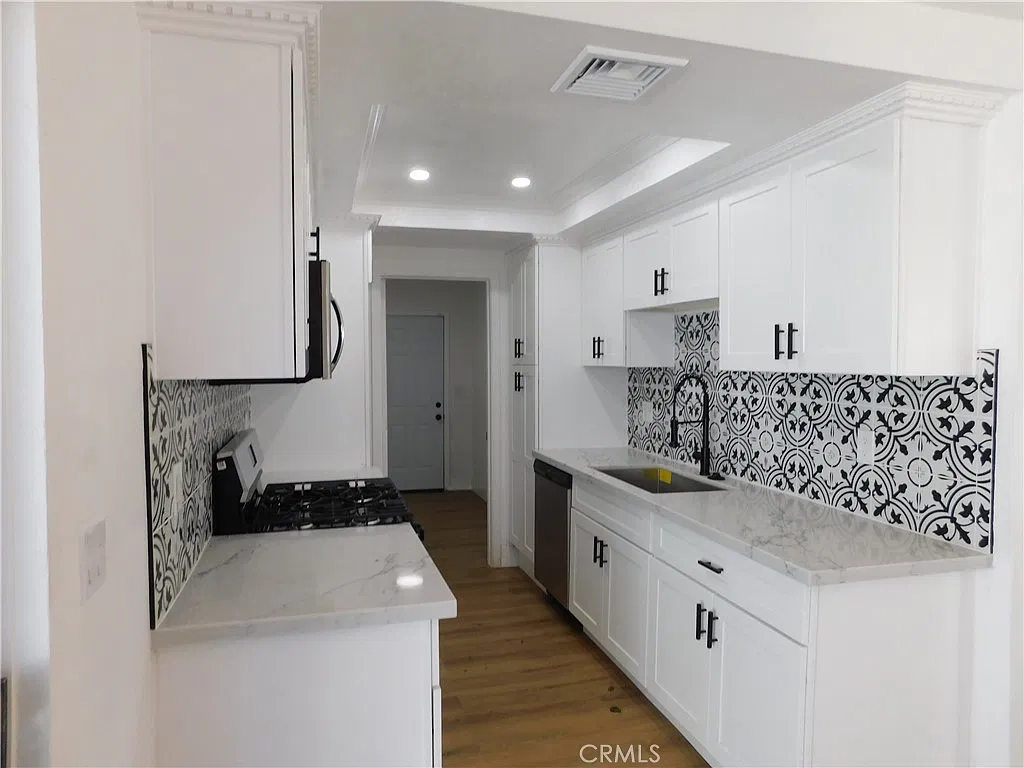 3 bed, 1280 sqft, $3,100 — Photo 3