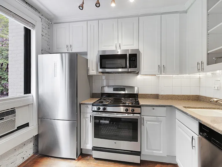 126 E 30th St #3C — Photo 2