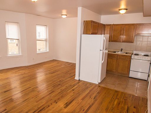 2nd image of 4501-4515 N Malden St #4509-3B