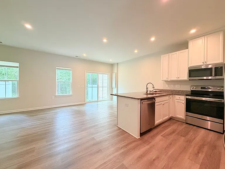 137 Capeside Ct — Photo 3