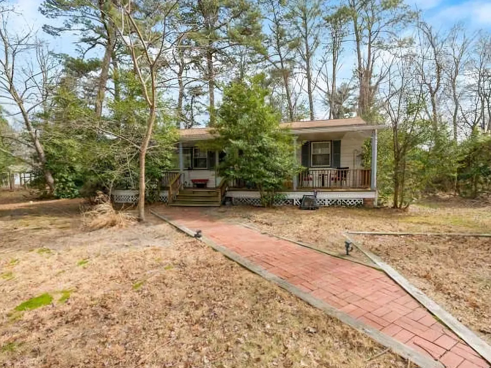 106 Pine Blvd