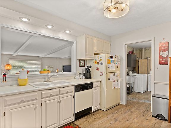 3rd image of 528 Midland Dr