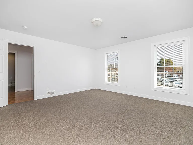 54 E Silver St #B — Photo 11