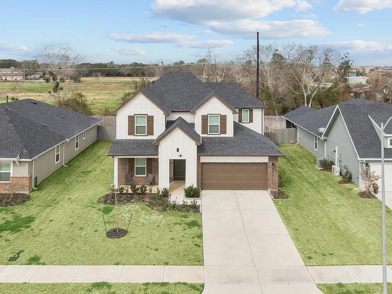 4 bed, 2.5 bath, 2456 sqft, $3,500 — Photo 2